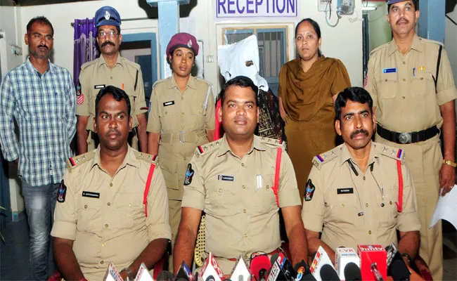 Police Busted Lab Technician Srinivas Death Case - Sakshi