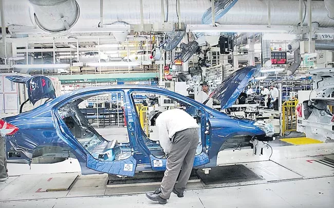 Maruti Suzuki suspends production at Gurgaon And Manesar plants - Sakshi
