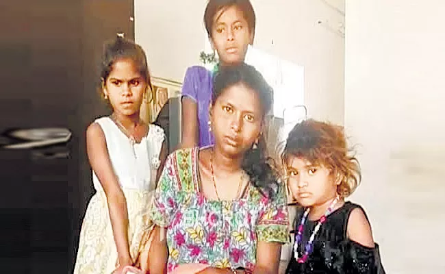 Corona Virus: Daughters helps Mother deliver baby at home in Karnataka - Sakshi