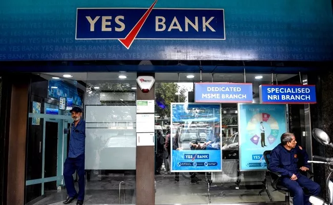 Yes Bank Founders Daughter Roshni Kapoor Stopped At Mumbai - Sakshi