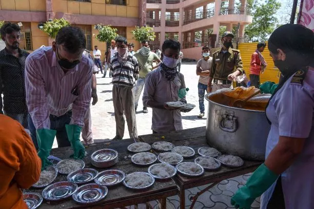Long Queues For Lunch In Delhi As Lockdown Hits The Poorest  - Sakshi