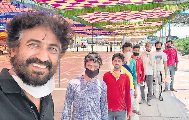 filmmaker Vinod Kapri walks the mile with migrants - Sakshi