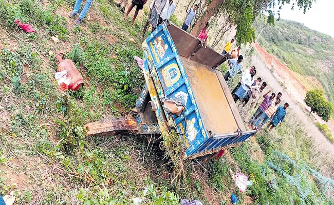 Huge Road Accident At Vedadri In Krishna District - Sakshi