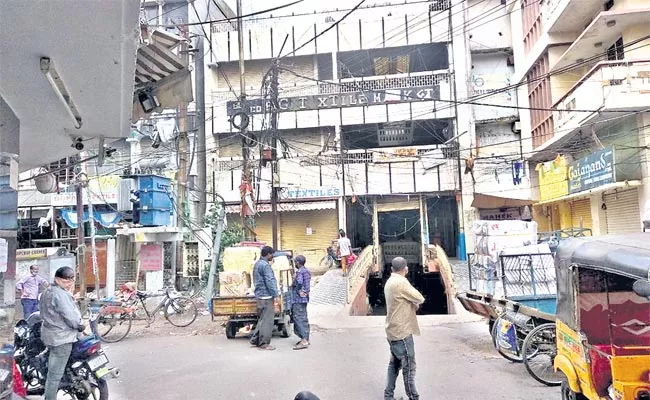 Hyderabad Traders Go For Voluntary Lockdown Due To Coronavirus - Sakshi