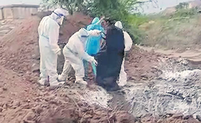 Throwing Of Nine Corona Dead Bodies In Large Pit At Ballari - Sakshi