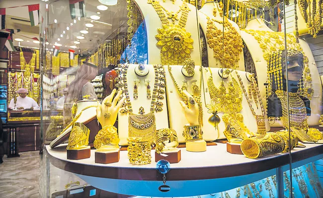 Gold price hits record high on new fears for the economy - Sakshi