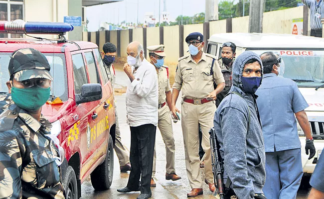 JC Prabhakar Reddy Questioned by Police - Sakshi