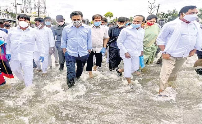 Minister KTR Assured Flood Victims Of Warangal - Sakshi