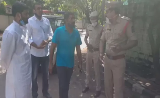 Congress Leaders Arrested At Telangana DGP Home - Sakshi