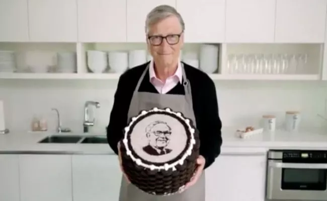 Bill Gates Bakesd A Cake For His Friend Warren Buffet - Sakshi