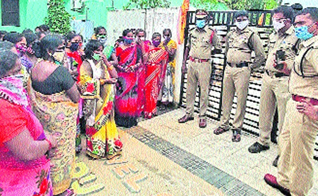 Women Protest In Front Of The House Of Former TDP MLA Nallamilli Ramakrishna Reddy - Sakshi