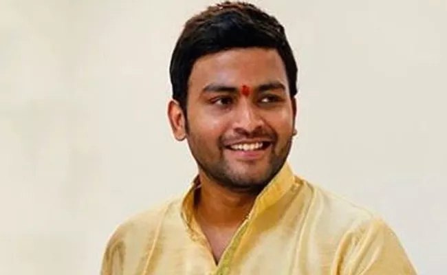Yuvraj, Son Of Former Congress MLA  RV Devaraj Reaches CCB  - Sakshi