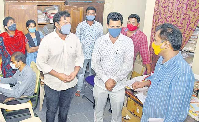 Two Employees Arrested By The ACB For Demanding Bribe At Karimnagar - Sakshi