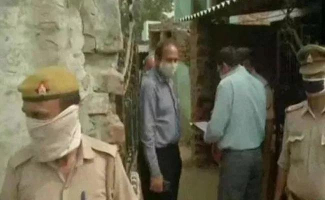 Hathras Incident CBI Officers Recovered Blood Stain Clothes From Accused House - Sakshi