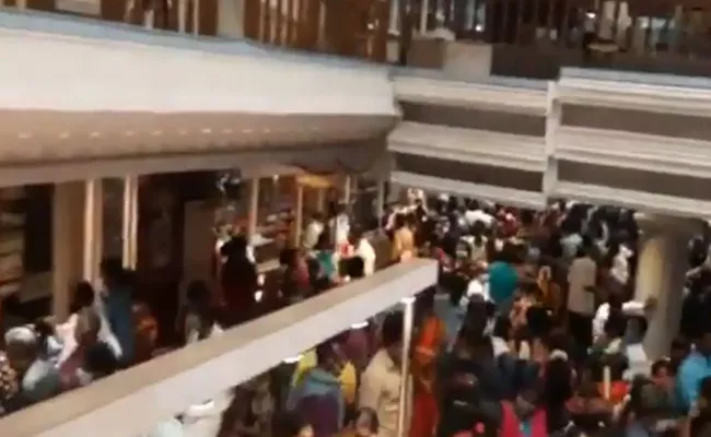 Hundreds Violate Covid Norms At Chennai Popular Silk Store Sealed - Sakshi