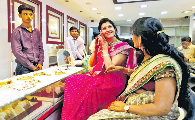Dhanteras sales kick off on muted note - Sakshi