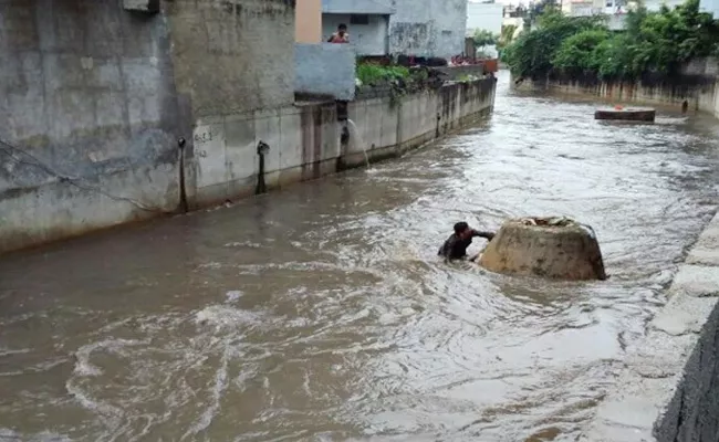 Woman Death After Missed In Open Drainage In Hyderabad - Sakshi