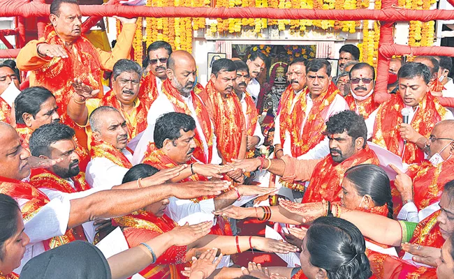 BJP Corporates Promise On Charminar Bhagyalaxmi Temple - Sakshi