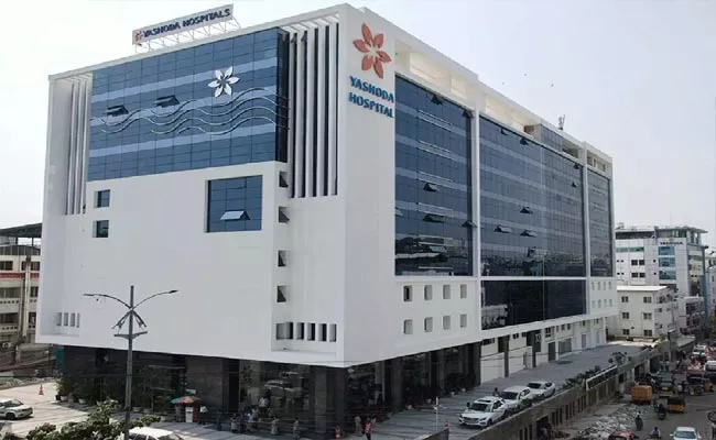 Income Tax officials Conducting Raids At Yashoda hospitals In Hydd - Sakshi