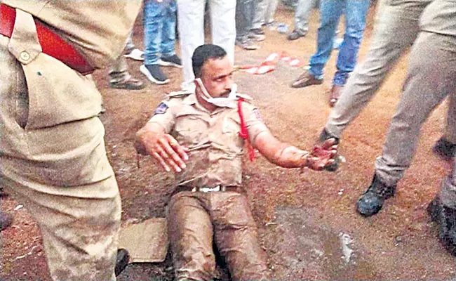 Occupiers Attacked On Jawahar Nagar CI And Officials - Sakshi