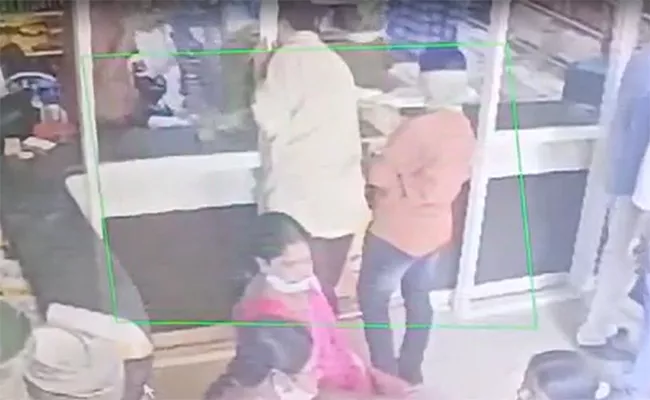 Viral Video Of A Lady Pickpocket At Kamareddy Supermarket - Sakshi
