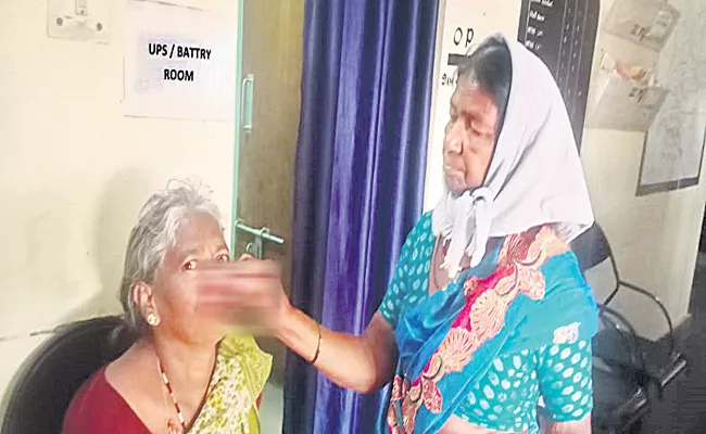 Revathi Bite Aunt Sharadamma Nose At Jogulamba Gadwal - Sakshi