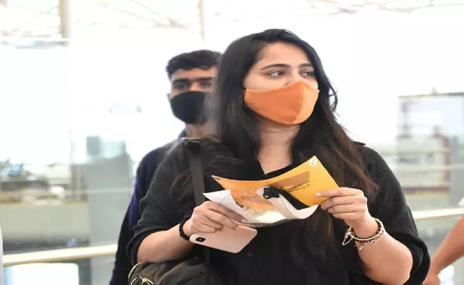 Anushka Shetty Spotted In Hyderabad Airport Photos Goes Viral - Sakshi