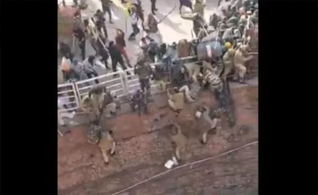 Delhi Police Forced To Jump 15 Foot Wall At Red Fort To Escape farmers - Sakshi