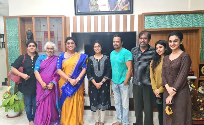 Actor Arjun Met Nagari Mla RK RoJA Along With His Family - Sakshi