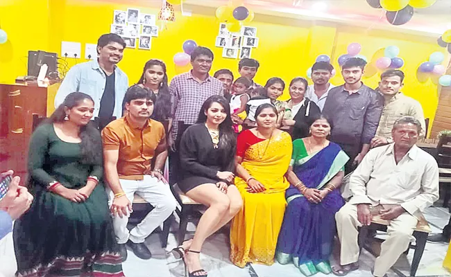 Catherine Visits Rajendra Nagar Biryani Center In Hyderabad - Sakshi