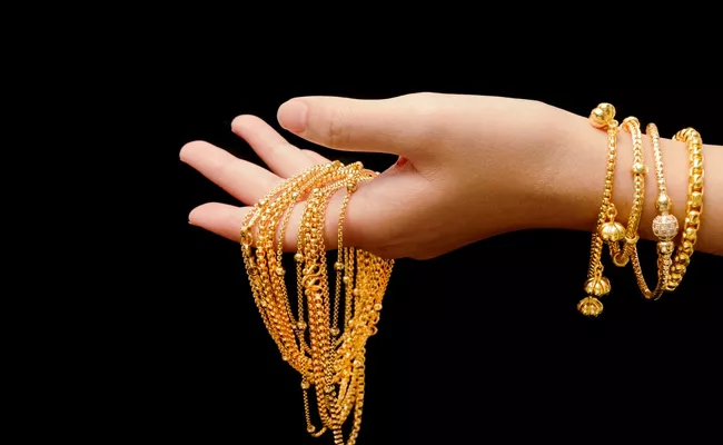 Gold price hits 8 week high in New York Comex  - Sakshi