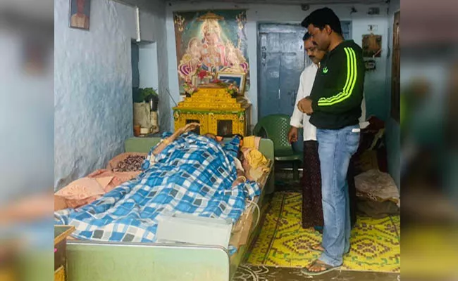 Maid Stolen Gold Ornaments, Escaped In Amalapuram - Sakshi