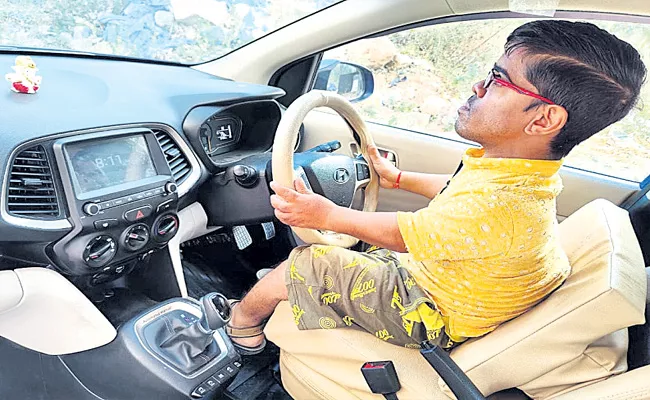 3 Feet Man Drive Car In Hyderabad - Sakshi