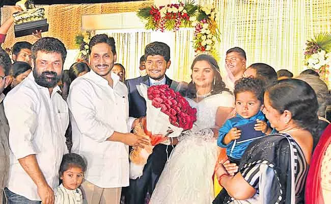 CM YS Jagan Bless Newly Married Couple - Sakshi