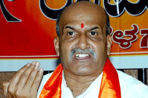 Sri Ram Sena Chief Pramod Muthalik Warns to Lovers - Sakshi