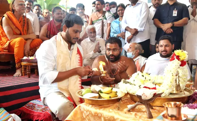CM YS Jagan In Vizag For Participating Sarada Peetham Annual Festival - Sakshi