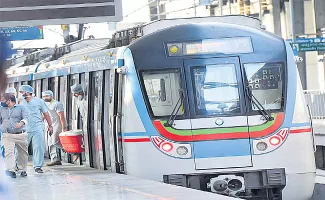 Heart Transport In Hyderabad Metro Train For The First Time - Sakshi