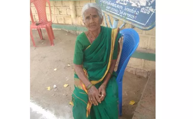 Old Woman As Panchayat Sarpanch Candidate In PTR Palli Thanda - Sakshi