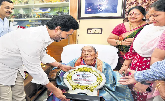 CM YS Jagan Mohan Reddy Honored Pingali Venkayya daughter - Sakshi