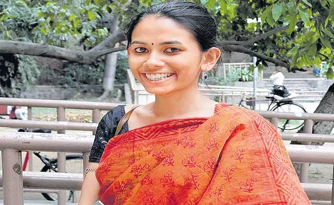 JNU Student Leader Aishe Ghosh To Contest Bengal Assembly Polls - Sakshi