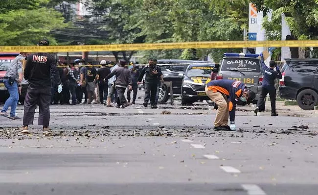 Suicide attack rocks Indonesia church - Sakshi