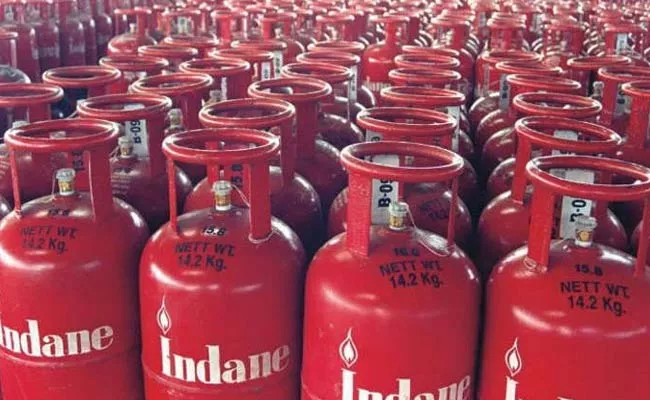 LPG Cylindar Gas Reduce 10 Rupees Announced Indian Gas - Sakshi