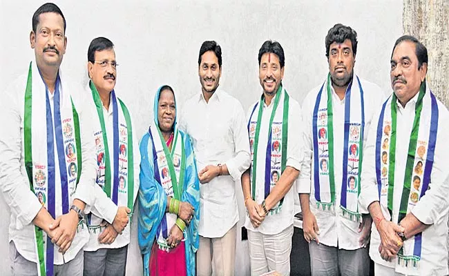 MLC polls: Six Candidates Of YSRCP File Nomination In Amaravati - Sakshi