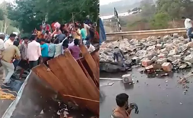 Karnataka People Loot Beer Bottles From Overturned Truck - Sakshi