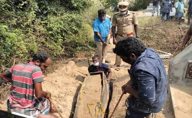 Deceased Body Extraction From Graveyard In Tamil Nadu - Sakshi