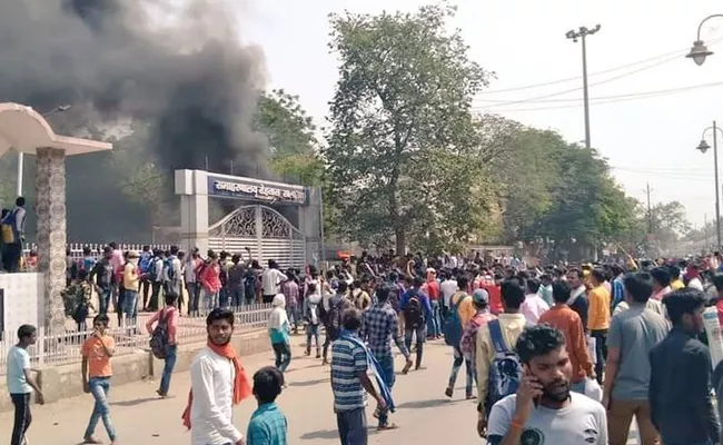 Students Agitation On Covid Rules In Sasaram, Bihar - Sakshi