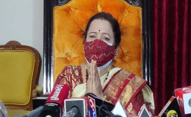 Mumbai Mayor Folded Hands Request People Wear Double Mask - Sakshi