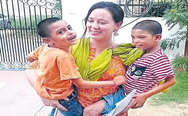 New Jersey woman adopted 11 kids - Sakshi