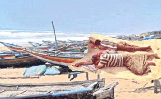 Odisha: Fishermens No Work Amid Lockdown Suffering For Living - Sakshi