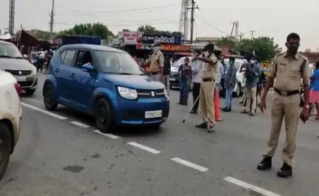AP Telangana Border: Heavy Traffic At Ramapuram Check Post Due To Lockdown - Sakshi